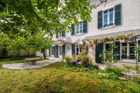 In the heart of Montchat, in a quiet and residential street, discover this beautiful family property from 1895, with an area of 244m2 built on a plot of 903m2 with swimming pool. Ideally laid out and bright, the house consists on the ground floor, of...