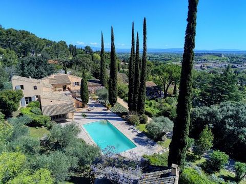 A TUSCAN VIBE ON THE HEIGHTS OF VILLENEUVE LÈS AVIGNON Nestled in the hills of the city, this exceptional villa offers panoramic views of the valley and the Fort Saint-André. This character property sprawls its 393 sqm across a landscaped terraced pa...