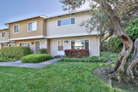 Fabulous townhome in the best location in Mountain View! Walk to tech headquarters, or easily access the freeway to commute anywhere in the Bay Area. This spacious and updated townhome is the one you've been looking for: a perfect blend of luxury, co...