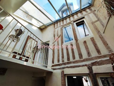 Let me introduce you to a townhouse in the very centre of Orléans. Investors, this property can be very interesting, possibility of shared accommodation, which would be ideal with the upcoming opening of the university in place of the old hospital. L...