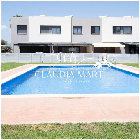 Villa like new 2 steps from the beach walking between Cambrils and Miami Platja. The light the sea breeze passes through each room, this house has a special charm. From the garden of the house itself you can access the common area of the pool with we...