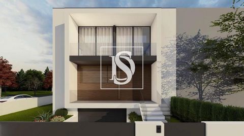 House T4 in band of high standard with 316m² of construction area, inserted in a land with 213 m², in the heart of Lamaçães. It has all the ideal features for those looking for finishes of excellent quality, generous areas, with a patio of 115m², com...