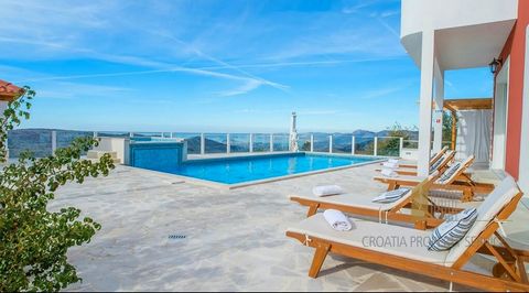 Een prachtige villa op een uiterst rustige en privé locatie in Sitno Gornje, op 20 minuten rijden van de stad Split. De woonoppervlakte van de villa is 450 m2 verdeeld over twee verdiepingen. De villa heeft 4 slaapkamers, 4 badkamers, een keuken met ...