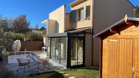 T4 house of 110 m² bright and quiet on 460 m² of landscaped garden with swimming pool. The ground floor is made up of an entrance hall then a large living room, very bright because it is through. Opening onto this living room is a practical and simpl...