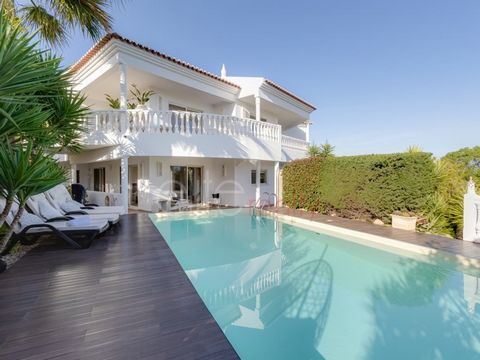 This breathtakingly beautiful home is the perfect blend of modern and Moroccan style. With newly renovated high-quality finishes throughout, it is warmly decorated in a contemporary style. Enjoy the stunning views of the sea and Mountains from its el...