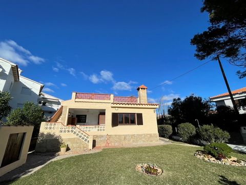 Opportunity to buy this beautiful Villa all on one floor on the first line of the Mediterranean Sea. Near the San Miguel River and the Prat De Cabanes Natural Park, a protected area for birds and a few kilometers from the Sierra De Irta Natural Park ...