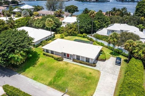 Great Remodel or Rebuild Opportunity in Prestigious Ocean Ridge! Looking for a second home for winter getaways that you can remodel to suit your taste? Or would you prefer to rebuild your dream home on this .24 acre lot in the upscale Ocean Ridge? Bo...