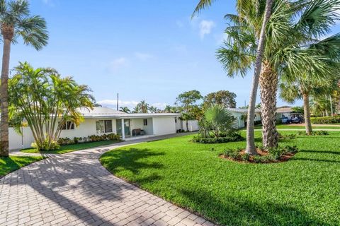 Introducing this magnificent home in Lighthouse Point, a highly sought-after boating community known for its luxurious waterfront properties and proximity to the Intracoastal Waterway. This stunning home offers the perfect combination of modern luxur...