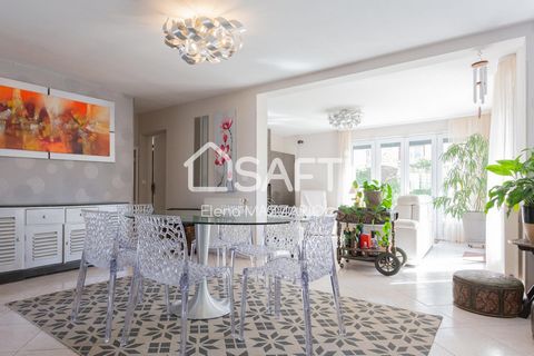 SAFTI invites you to discover this bright house with spacious volumes in a quiet area in Fourqueux, on the border of Saint-Germain-en-Laye. On the ground floor, the house offers you a comfortable living space with an open kitchen and a triple living ...
