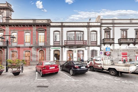 House from the beginning of the 20th century, located on Calle Francisco GouriÃ© in the heart of the old town of Arucas, in front of the Parque de las Flores. The 558 m2 of the house is distributed as follows: 332 m2 between the spacious Hall on the ...