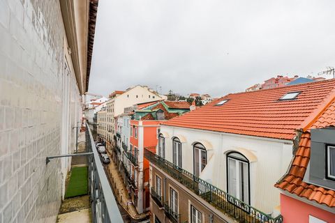 Apartamento T2 duplex para venda no centro de Santos. Este magnífico apartamento de 120m² encontra-se atualmente arrendado até maio de 2025. Um edifício incrível recuperado para honrar o património de Lisboa pelo famoso gabinete de arquitetura Aires ...