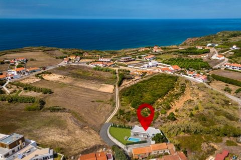 Just a few meters from a long coastline with sea views. 3 bedroom villa with private swimming pool and BBQ located between the beaches of Foz do Arelho and São Martinho do Porto Located in the beautiful village of Serra do Bouro, in a rural area with...