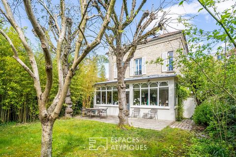 This charming stone house from the 1930s is spread out on a green plot of 354m2. Nestled between the banks of the Marne and the Varenne Saint-Hilaire market, this residence promises a most pleasant environment. As soon as you enter the cobbled courty...
