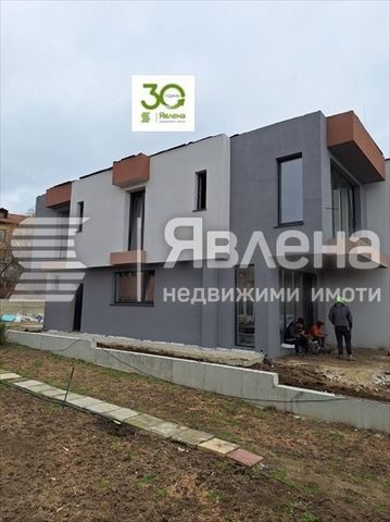 Yavlena Agency biedt: Voor 218 000 Nieuw huis in de stad Yavlena Varna, Akchelar gebied. Het huis is gelegen in de meest communicatieve plaats in de omgeving, op Tsarigradsko shose Blvd. 8th Primorsky Regiment in de buurt van de splitsing naar Trakat...