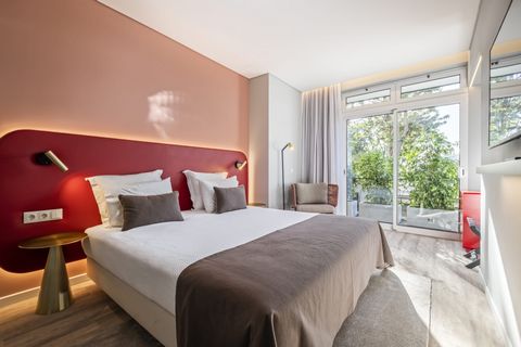 Welcome to the vibrant heart of Funchal on the stunning island of Madeira, where comfort meets sophistication at King David Suites. With a privileged view of the breathtaking Funchal bay and the vast Atlantic Ocean, each unit in this accommodation ha...