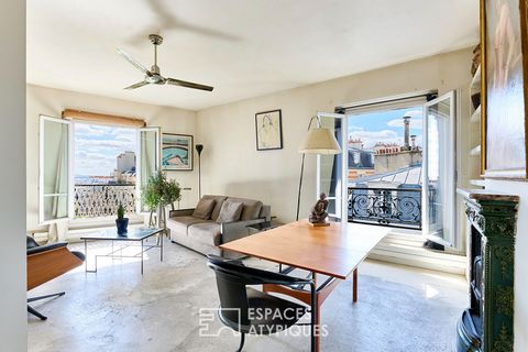 Localizado na encosta sul da colina de Montmartre, este apartamento muito luminoso de 63,04 m2 Carrez ocupa todo o último andar de um edifício com um belo edifício Montmartre. Assim que entrar, você descobrirá uma bela sala de estar com vista para Pa...