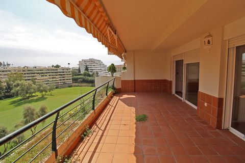 Wonderful duplex penthouse in Guadalmina Alta. The property is distributed over 2 floors and offers 3 large bedrooms and 3 bathrooms. On the entrance level: large living room with access to the terrace, spacious kitchen, 1 bedroom with ensuite bathro...