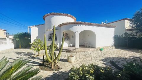 The single-storey villa in Els Poblets presents itself as a spacious and accessible living solution with 3 bedrooms and 1 bathroom. Situated on a generous plot, the property offers enough space for a possible pool, ideal for refreshing moments on war...