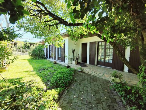 Come and discover this single storey house, not adjoining 117 m² of living space + a double garage of 39 m² all on more than 800 m² of land. You will find an entrance, a large living room dining room, a large kitchen and its adjoining pantry, 4 bedro...