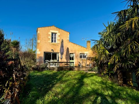 Dpt Charente Maritime (17), à vendre ROCHEFORT maison 5pièces de 103 m² - Terrain de 4 469,00 m²