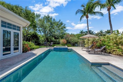 Beautiful pool home w/open floor plan, abundant natural light throughout, moments to the beach. Gourmet kitchen is equipped w/SubZero & Thermador appliances including a gas cooktop. Bright living room w/high ceilings & fireplace. The private office f...