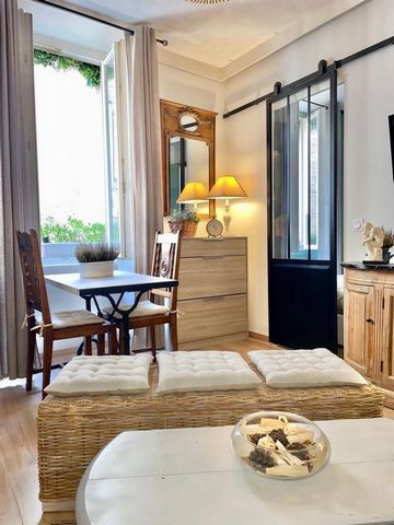 Welcome to this charming apartment de 35m2, ideally located on the 1st floor in the center of Le Muy, where every detail has been thought of, to create an exceptional living experience. The living room opens onto a fitted kitchen. The independent bed...