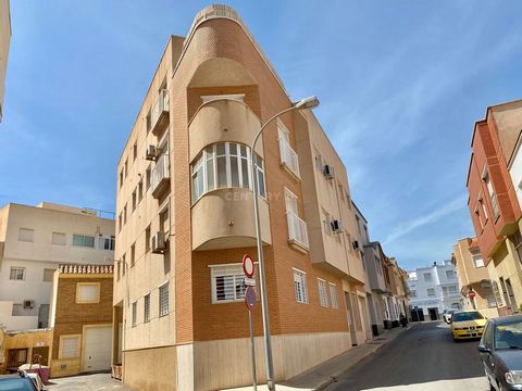Je vous présente une grande maison à El Ejido Norte, à quelques mètres de la rue Barcelona et de la place Francisco Navarrete. Nous avons une maison spacieuse avec un grand espace commercial ou garage pour plus de 3 véhicules. Une maison pour vous qu...