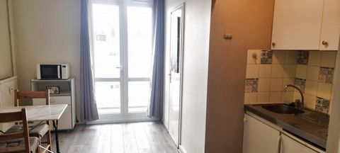Close to the train station and the city center, this furnished studio of 18 m2 with balcony located on the 10th floor in a secure building with caretaker consists of an entrance with cupboard, a kitchenette in the living room, a bathroom with toilet ...