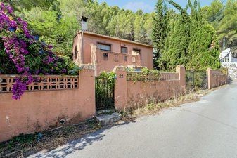Detached house to renovate in Parcent, Coll de Rates. It has an area of 154m2 on two floors with a living-dining room, 1 bathroom, kitchen and terrace and garage. Independent house to renovate in Parcent, Coll de Rates area. It has an area of 154m2 o...