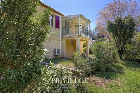 LORGUES - EXCLUSIVITY, Villa to renovate. Looking for a haven of peace close to the city? This detached villa is the perfect place to give free rein to your ideas and aspirations. Located in a quiet and green environment, this property offers a seren...