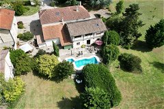 Magnificent 6 bedroom property, situated just a 5 minute drive from the beautiful bastide town of Monsegur, with its bars, restaurants and shops. The town of La Reole is 10 minutes away and provides easy access to Bordeaux in 35 minutes. Nestled righ...
