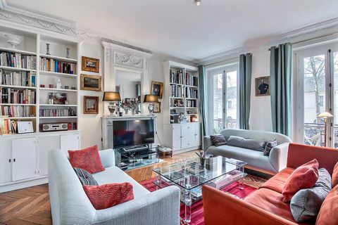 MOBILITY LEASE ONLY : FOR STUDENTS AND PROFESSIONALS ON WORK MISSION Just a few metres from Place des Invalides, in the very chic and bourgeois district of the 7th arrondissement of Paris, come and discover this 111 m2, 3-bedroom family flat, located...