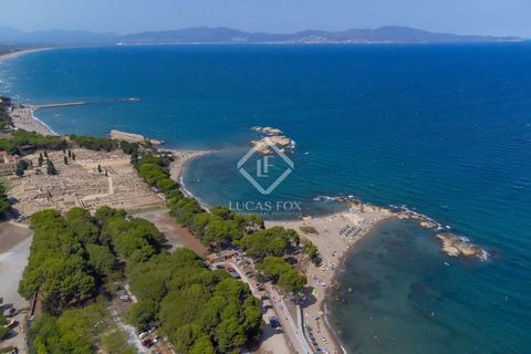 Lucas Fox presents this spectacular property with nine double bedrooms, built on one floor, in a quiet neighbourhood with green areas, just a five-minute walk from the beautiful beaches of Empuries in l'Escala. The house, of modern construction, is l...