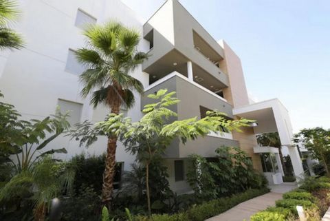 This modern 2 bedroom penthouse is located in the exclusive and sought-after area behind Puerto Banus, Marbella. It is ideally situated just a few minutes' walk away from restaurants and cafes, and Puerto Banus and the beach are 15 minutes on foot. T...