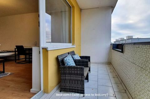 The apartment is modern and stylishly furnished. It has three bedrooms, each equipped with clothes rails, beds and desks. They are lockable so that residents can maintain their privacy. Ideal for three people who want to share an apartment
