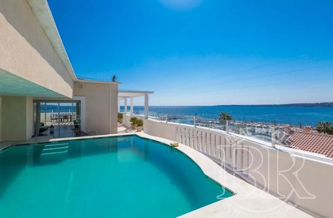 Cannes Moure Rouge for sale Splendid triplex with solarium and swimming pool, 4 parking spaces in the basement facing the sea on all floors, with magnificent sea views and Il de Lerins. Quiet, 8 minutes from the Croisette. This 3-storey property comp...