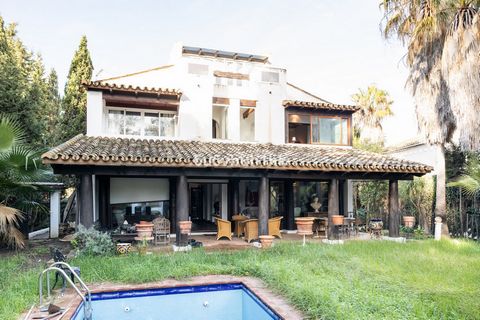 Located in an excellent location. We present Andalusian Style Villa with large private garden and pool. It has 2 dining rooms, 2 living rooms, 4 bedrooms, 5 bathrooms and toilet, and independent studio. It needs adaptation.