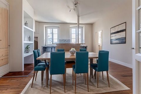 Discover this apartment in the heart of Bordeaux on the Quai des Chartrons. Located on the top floor of a luxury residence, this spacious 143 m² apartment offers two bedrooms with the possibility of a third and a breathtaking view of the city and the...