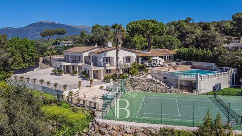 Amazing property in peace and quiet, in a dead end path, walking distance from shops and town center, high quality appointements and finishings, panoramic views on hills and surrounding countryside and sheltered from view. The villa consists of 3 liv...