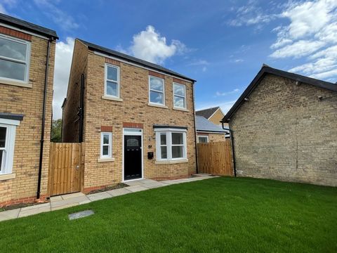 Located close to the heart of Stotfold is this BRAND NEW three double bedroom detached family home with a stunning 27