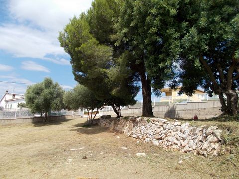 Fantastic corner urban plot in El Vendrell in Oasis Park urbanization of 835.45m2 composed of two plots, completely fenced. There is a construction project.