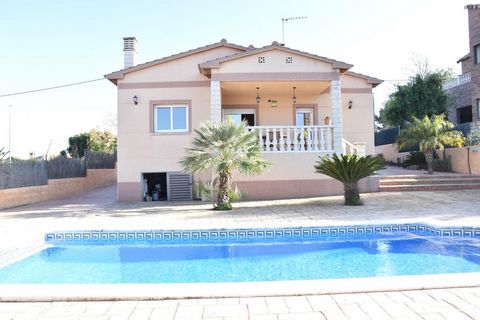 You want to live as if you were on holiday all year round??, then come and see this magnificent house, super comfortable as it is all on one floor, three double bedrooms, large dining room with fireplace with access to terrace, ten minutes from the b...
