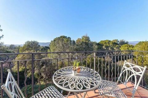 Charming semi-detached house of 95 sqm, in excellent conditions in a gated and secured residence, nestled in the prestigious golf resort of Saint Endréol, near the village of La Motte. The house consists at the ground floor of a spacious living / din...