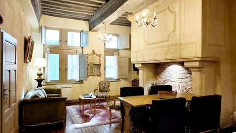 PERIGUEUX (24000): Historic Centre Sector- Price 160.000 euros HAI charge seller. Périgueux, in the heart of the historic city, on the 1st floor of a charming 16th century stone building. In perfect condition, since fully restored externally and inte...