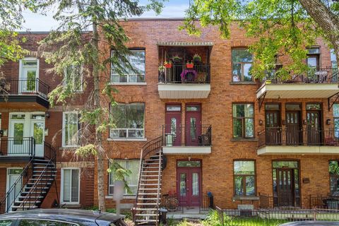 Magnificent triplex in Plateau-Mont-Royal, directly in front of Baldwin park, prime location one block from Avenue Mont-Royal and only a few minutes walk from all services, amenities, public transport, shops, restaurants and much more ! Composed of 3...