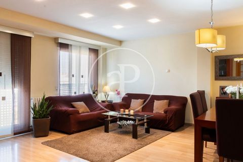 APARTMENT FOR SALE IN NOU BENICALAP aProperties presents this magnificent three bedroom apartment in residential, 136 m2 (according to cadastre), located in one of the most sought after residential Valencia. The house, completely exterior and extraor...