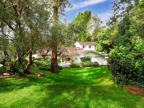 Coast down the private drive to this sanctuary of serenity and leave your cares and the world behind you. Nestled in its own forest glade in the heart of the Palos Verdes Peninsula, this rare retreat is the ultimate haven from the hustle and bustle o...