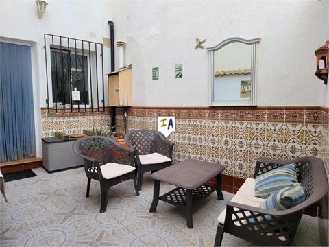 Deze woning ligt centraal in het hart van de zeer populaire stad Mollina, in de provincie Malaga in Andalusië, Spanje, dicht bij alle lokale voorzieningen die de stad te bieden heeft, waaronder winkels, banken, bars en restaurants. Aan de voorzijde k...