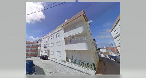 This excellent 125 square meter apartment located in the center of the village of Cadaval comprises a living room, a kitchen, 3 bedrooms, all of good size, and also 2 complete bathrooms, a pantry and a balcony. There is a parking space at the ground ...