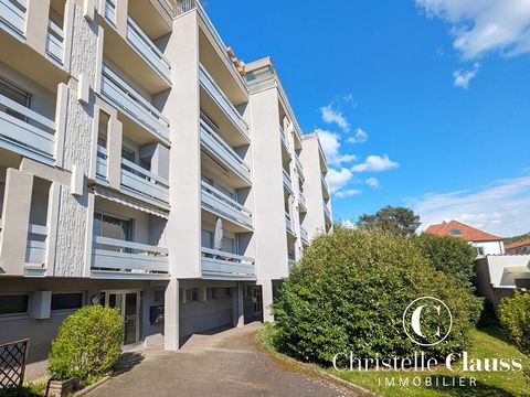 Exclusief te ontdekken bij Christelle Clauss Immobilier, 2 kamers van meer dan 45m2 gelegen rue de l'Usine in Lingolsheim! HELDER - BALKON - FUNCTIONEEL! Gelegen op de 4e verdieping met lift van een goed onderhouden condominium, omvat het een woonkam...